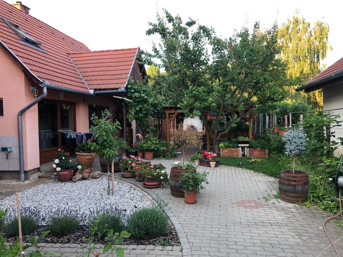 Valentin Vendégház Balatonlelle Esterno foto