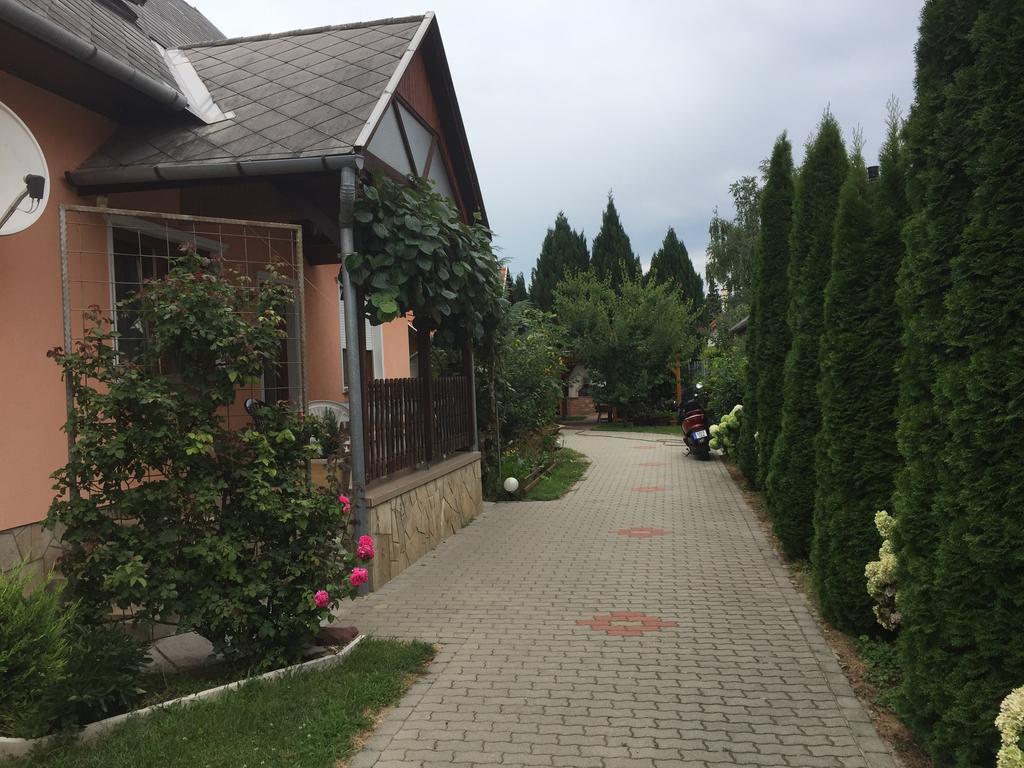 Valentin Vendégház Balatonlelle Esterno foto