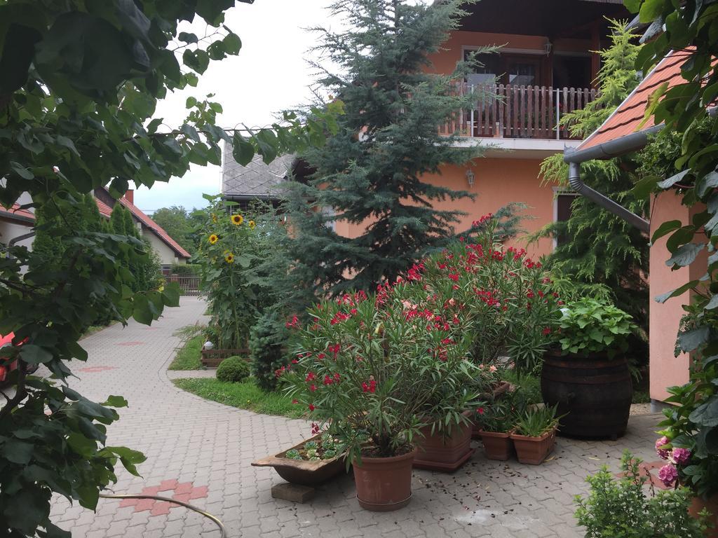Valentin Vendégház Balatonlelle Esterno foto
